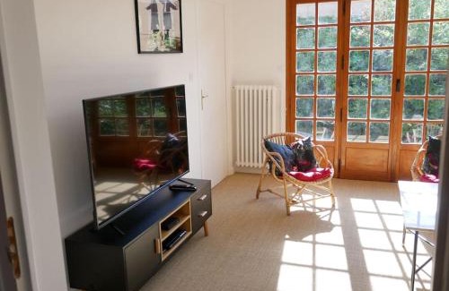 Cuisery Apartment | Maison au calme avec jardin à 5 min de Tournus