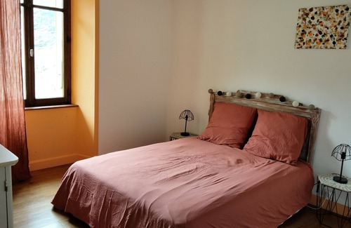 Marat House | Maison au Calme et Tranquilité 750 m D'altitude et vue sur la Montagne