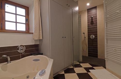 Ceauce House | Maison Authentique avec Jeu de Société, Terrasse et Jardin, Idéale pour Tribu - FR-1-497-142