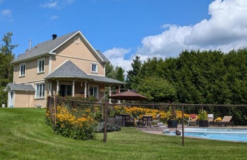 Sainte-Anne-de-la-Rochelle House | Maison Aux Msanges