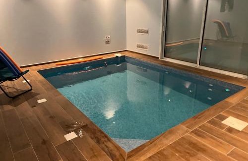 Aouste-sur-Sye Villa | Maison avec piscine intérieure privée, buses de spa, jardin clos et parking