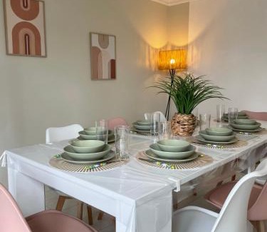 Tremblay-en-France House | Maison chaleureuse 4 chambres avec jardin - Proche Paris - ARENA Paris Nord Villepinte - Parc des expositions - Aéroport CDG - Disney - Astérix