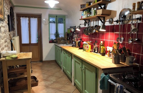 Thoste House | Maison Chaleureuse Dans Joli Village Bourguignon, Grand Jardin un peu Romantique