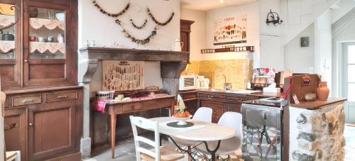 Mauzun House | Maison charmante à Mauzun avec jardin et patio fleuri