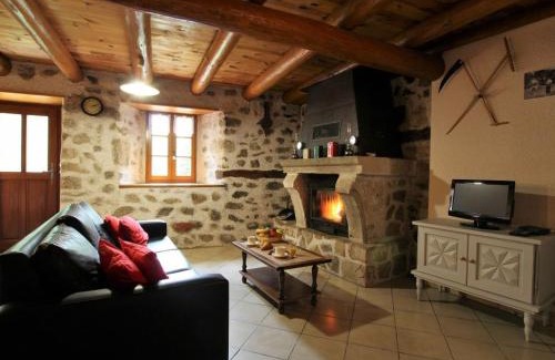 Allegre House | Maison de charme en pierre au bord d’un ruisseau, proche d’un bourg médiéval – Jardin et garage inclus - FR-1-582-151