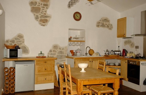 Ferrals-les-Corbieres Apartment | Maison de la Roche Upper Gite Jardin Violet