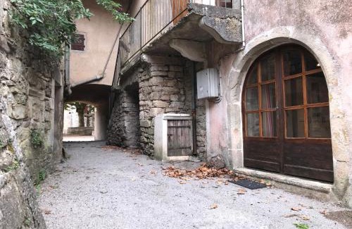 Sainte-Eulalie-de-Cernon House | Maison de village au cœur des remparts