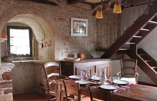 Prudhomat House | Maison de tuiles au pieds du château de Castelnau