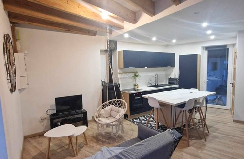 Casson House | Maison de Ville Chaleureuse Rénové Avec 2 Chambres et Terrasse