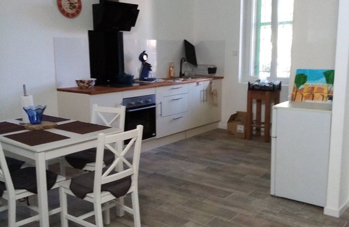 Route d'Arles House | Maison de Ville Rénovée Avec Jardin, Parking Privé Clos,proche Citée Antique .