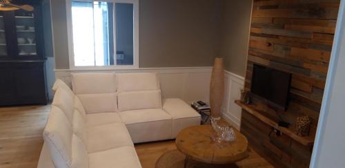 Saint-Porchaire House | Maison du Levant