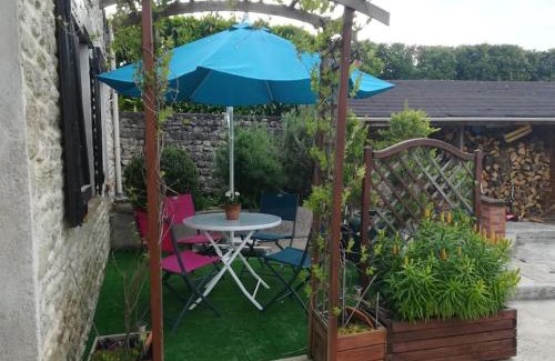 Orveau-Bellesauve House | maison en pierre atypique sur jardin paysagé