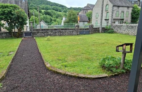 Egliseneuve-d'Entraigues House | Maison Familiale 15 Places