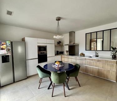 Saint-Martin-de-Hinx Villa | Maison familiale neuve avec piscine.