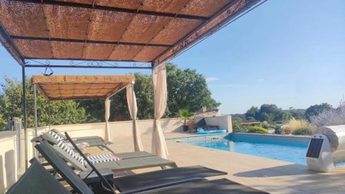 Vagnas House | Maison familiale spacieuse avec piscine à Vagnas