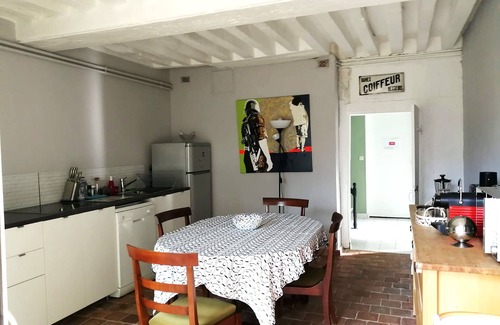 Saint-Jean-le-Blanc House | Maison l'Amérique welcome you to one of their rooms, Dogs are also welcomed