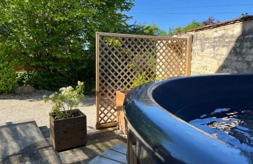 Magny-Lambert House | Maison les Bleuets - Hot tub