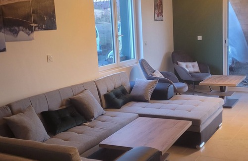 Petitefontaine House | Maison PMR Bord d Étang Avec Atelier Pèche. Animaux de Compagnie Acceptés !