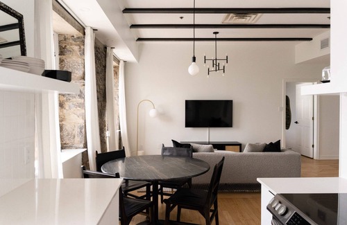 Ville-Marie Apartment | Maison Rasco - One-bedroom queen size bed suite