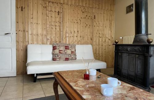 Arfeuilles House | Maison rustique avec poêle à bois, proche montagnes & activités de plein air, animaux acceptés - FR-1-489-52