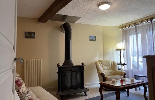 Arfeuilles House | Maison rustique avec poêle à bois, proche montagnes & activités de plein air, animaux acceptés - FR-1-489-52