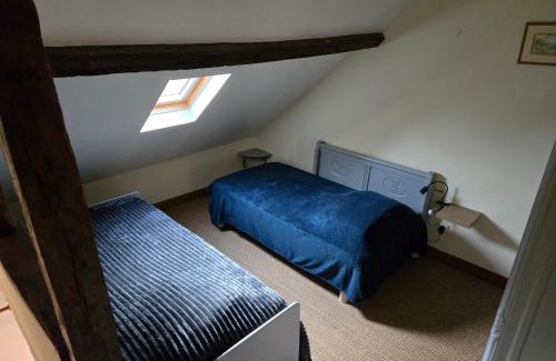 Devay Apartment | maison volet rouge
