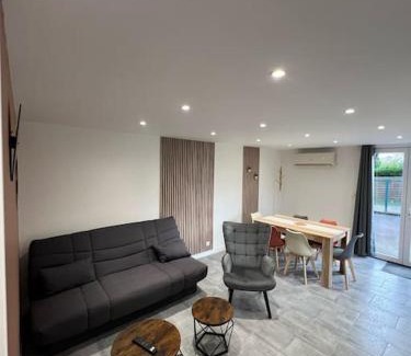 La Loge-aux-Chevres House | Maisonnette Le Verger, Lac d'Orient, Nigloland.