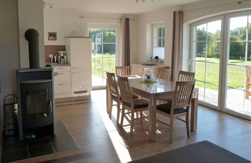 Sternberg House | MaiStern - High-quality vacation home (100sqm) for 6 people with fireplace, sauna &