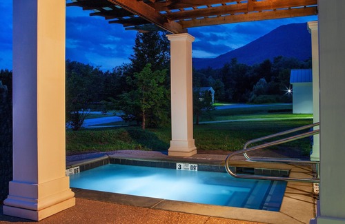 Manchester Apartment | Majestic Equinox | King Room + Mountain View