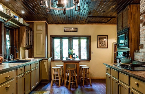 Winston - Salem Cabin | Majestic Getaway Cabin near Wake Forest University