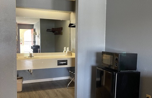 Longview Hotel | Majestic Inn