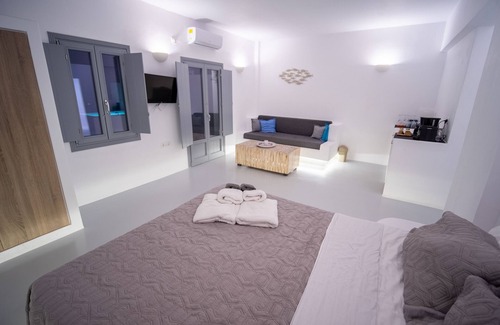 Megalochori House | Majestic Sky Luxury Suites