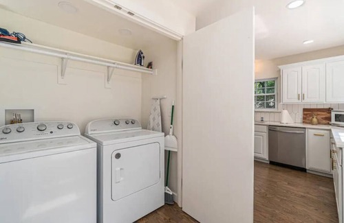 Grandview House | Make beautiful music and sleep up to 14 in this modern-century home!