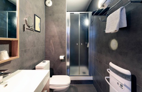 Contades Hotel | Make Your Trip More Enjoyable! Near Place du Marché Gayot! Pets are Allowed!