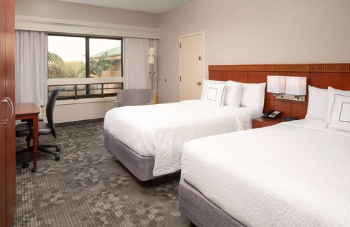 Miami Lakes Hotel | Making The Best Memories Along The Way! with Pool, Near Lake Stevens Park!