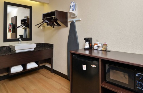 Secaucus House | Making The Best Memories Along The Way! Free Parking, Budget-friendly Property