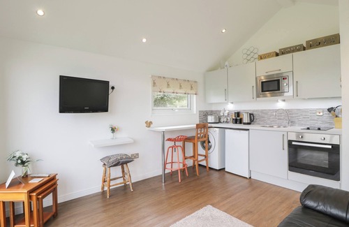 Galston Cottage | MALLARD LODGE, pet friendly, with hot tub in Galston