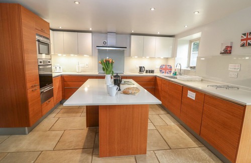Carterton Cottage | MALT BARN, pet friendly, luxury holiday cottage in Burford
