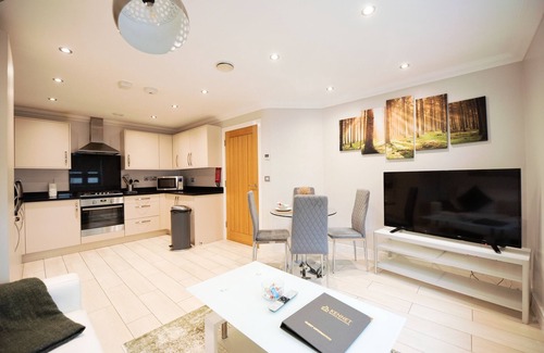 Reading City Centre Apartment | Malthouse Court - Premier 2-Bed with Balcony