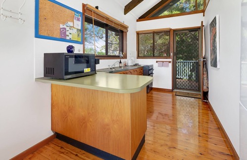 Malua Bay Apartment | Malua Bay Treehouse | Minutes to Beach & Cafés