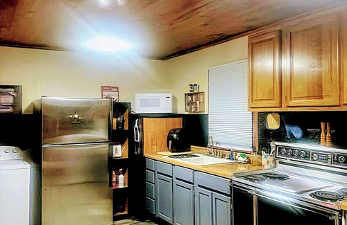 Como House | Mama Jean's Pillowville Home- Charming 2-bedroom house in Gleason with WiFi