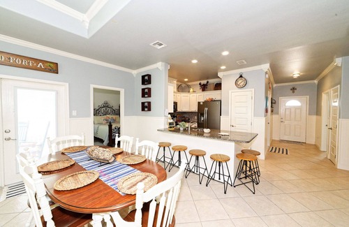 Safe Harbor House | MAN CAVE GARAGE ! Great for 2 couples or a small family. Ground Floor. Shared Pool. King bed