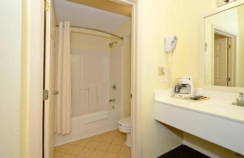 Manchester Hotel | Manchester Heritage Inn & Suites