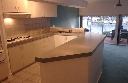 Halls Head Villa | Mandurah Canal Holiday Home with own jetty! Boats! Crabs! Dolphins!