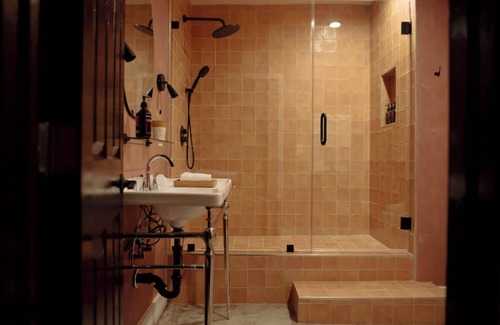 West Hollywood Bed & Breakfast | Mane & Saddle Loft Su