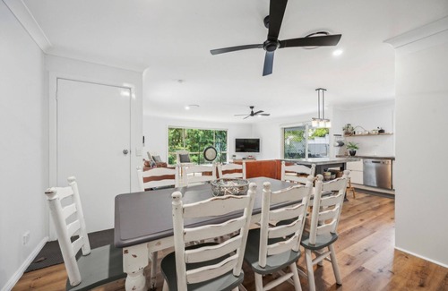 Toormina House | Mango Cottage 8 – Poolside Family Retreat with 4 Ensuites, Pet Friendly