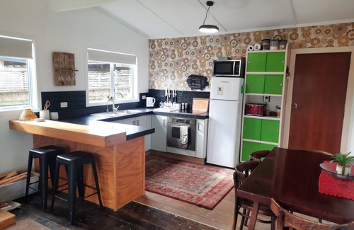 Mangakino Cottage | Mango Time Bach, Lake Maraetai