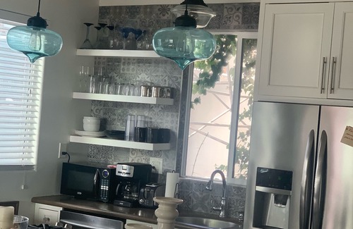 The Strand House | ☀️🏖️🏄🏻‍♂️👙🛼🏐Manhattan Bch adjacent to Hermosa Bch, 2 🚘 Garage, gated patio