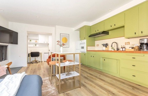 El Porto Apartment | Manhattan Beach Steps Away: Patio & Parking