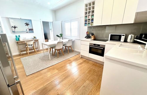 Manly Apartment | Manly Beach Retreat-4 min stroll to beach, cafes plus rare free onsite parking!